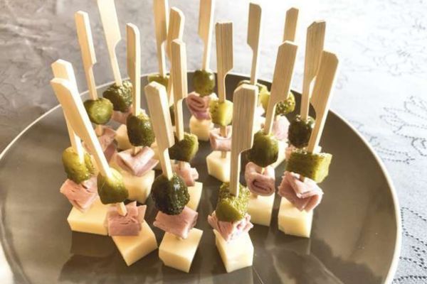 Brochettes charcuterie-cornichons-gruyère