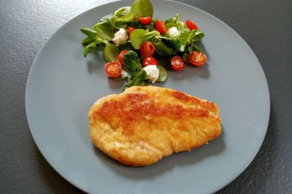 La salade Caprese traditionnelle accompagnement escalope milanaise