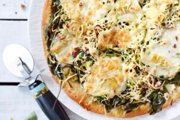 Pizza aux artichauts et parmesan